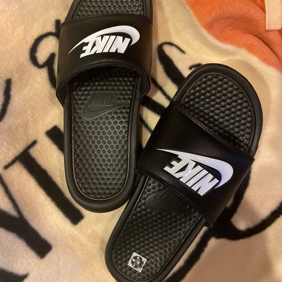 Men’s size 9 Nike slides, new without tags - Picture 2 of 3
